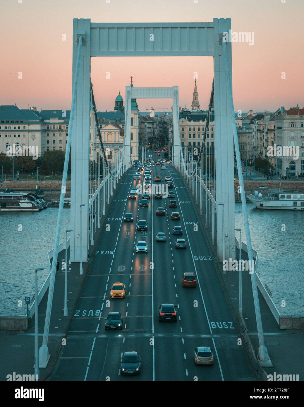 Vue du pont Erzsébet au coucher du soleil à Budapest, Hongrie Banque D'Images