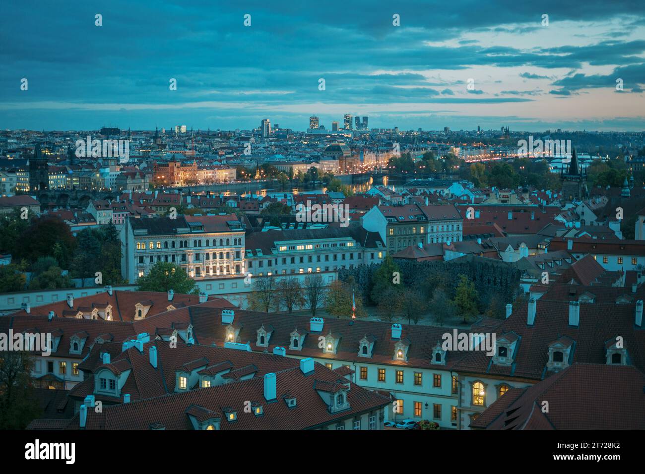 Vue de Prague à l'heure bleue du château de Prague, Tchéquie Banque D'Images