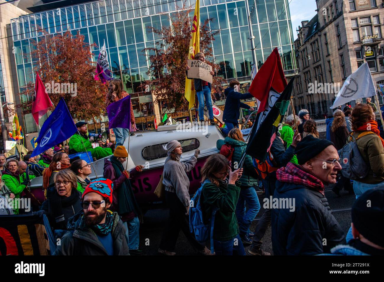 12 novembre, Amsterdam. Juste avant les élections législatives néerlandaises (22 novembre), environ 85,000 personnes sont descendues dans les rues d’Amsterdam pour exiger que le gouvernement néerlandais prenne des mesures pour faire face à la crise climatique. La marche est organisée par la Coalition néerlandaise pour la crise climatique, qui est une collaboration entre onze organisations et groupes différents. La manifestation a compté avec la présence de la militante suédoise pour le climat, Greta Thunberg. Banque D'Images