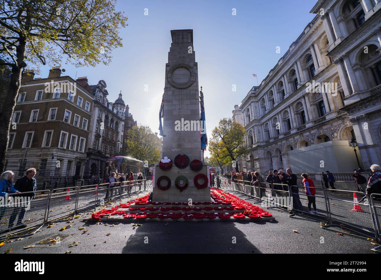 Londres, Royaume-Uni. 13 novembre 2023. Des couronnes commémoratives entourent les couronnes du cénotaphe ont été déposées par le roi Charles III, S.A.R. le prince de Galles, le duc d'Édimbourg, la princesse royale, le premier ministre Rishi Sunak et d'autres politiciens de haut rang lors de la cérémonie du souvenir national le dimanche.crédit : amer ghazzal/Alamy Live News Banque D'Images