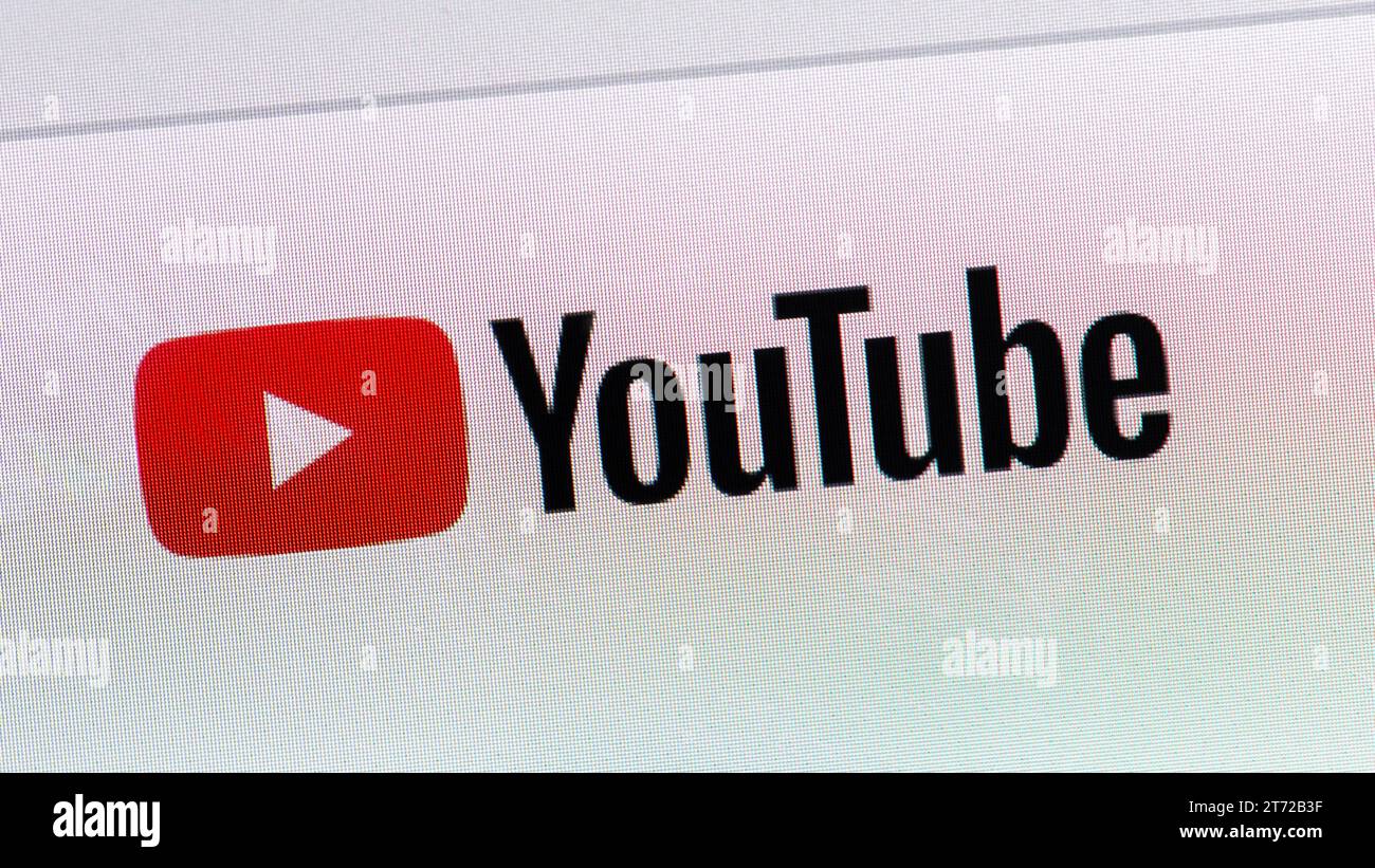 Gros plan du logo sur l'en-tête d'une page Web YouTube. YouTube est un site Web d'hébergement et de partage de vidéos et une plateforme de médias sociaux Banque D'Images