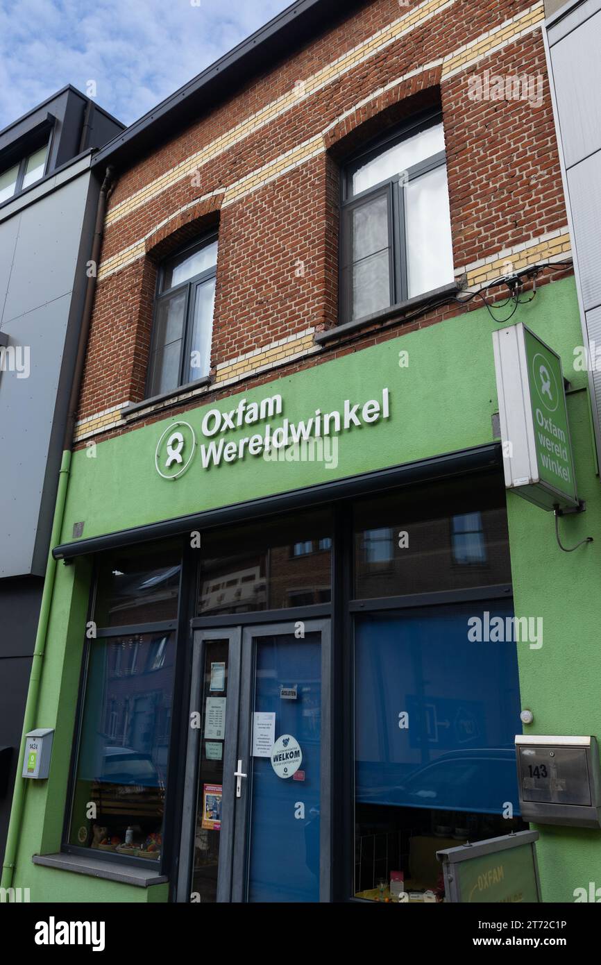 DENDERMONDE, BELGIQUE ; 8 NOVEMBRE 2023 : vue extérieure d'un Oxfam 'wereldwinkell' (magasin du monde) en Flandre. Au magasin du monde, vous pouvez acheter de la nourriture et de l'artisanat Banque D'Images