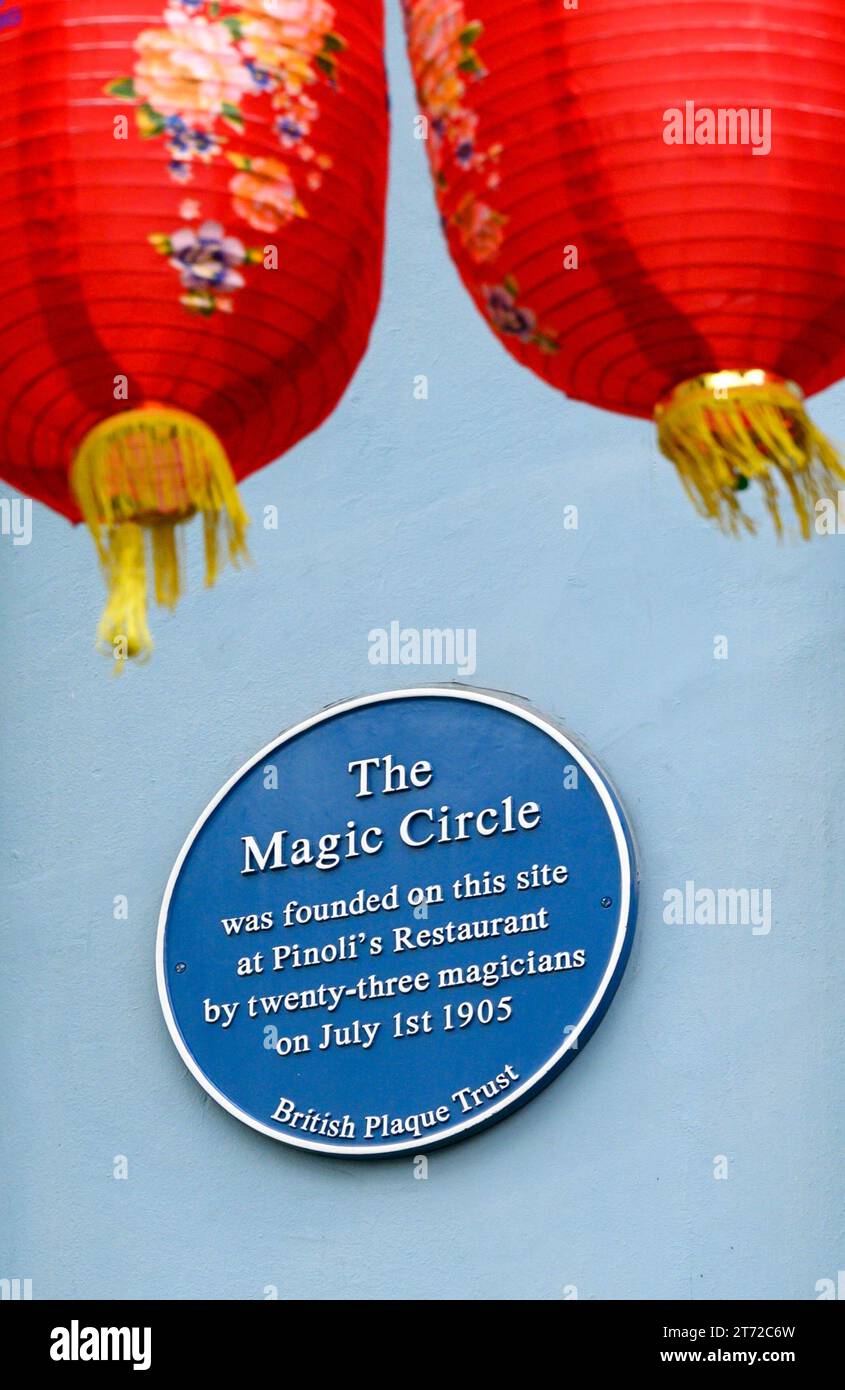 Londres, Royaume-Uni. Plaque bleue commémorative au 17 Wardour Street, Chinatown 'le cercle magique a été fondé sur ce site au restaurant Pinoli's par vingt-trois Banque D'Images