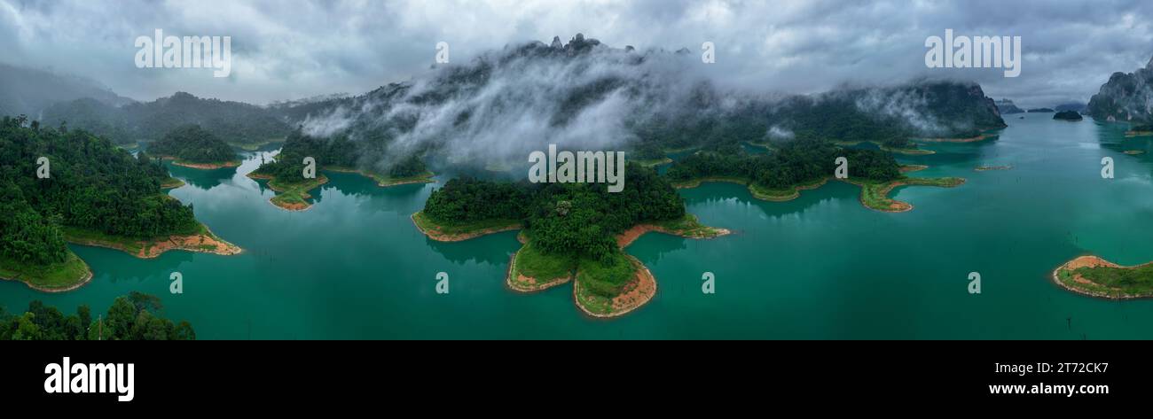 Vue aérienne drone de l'île sur le lac, pic de montagne tropicale, parc national de Khao Sok, Thaïlande Banque D'Images