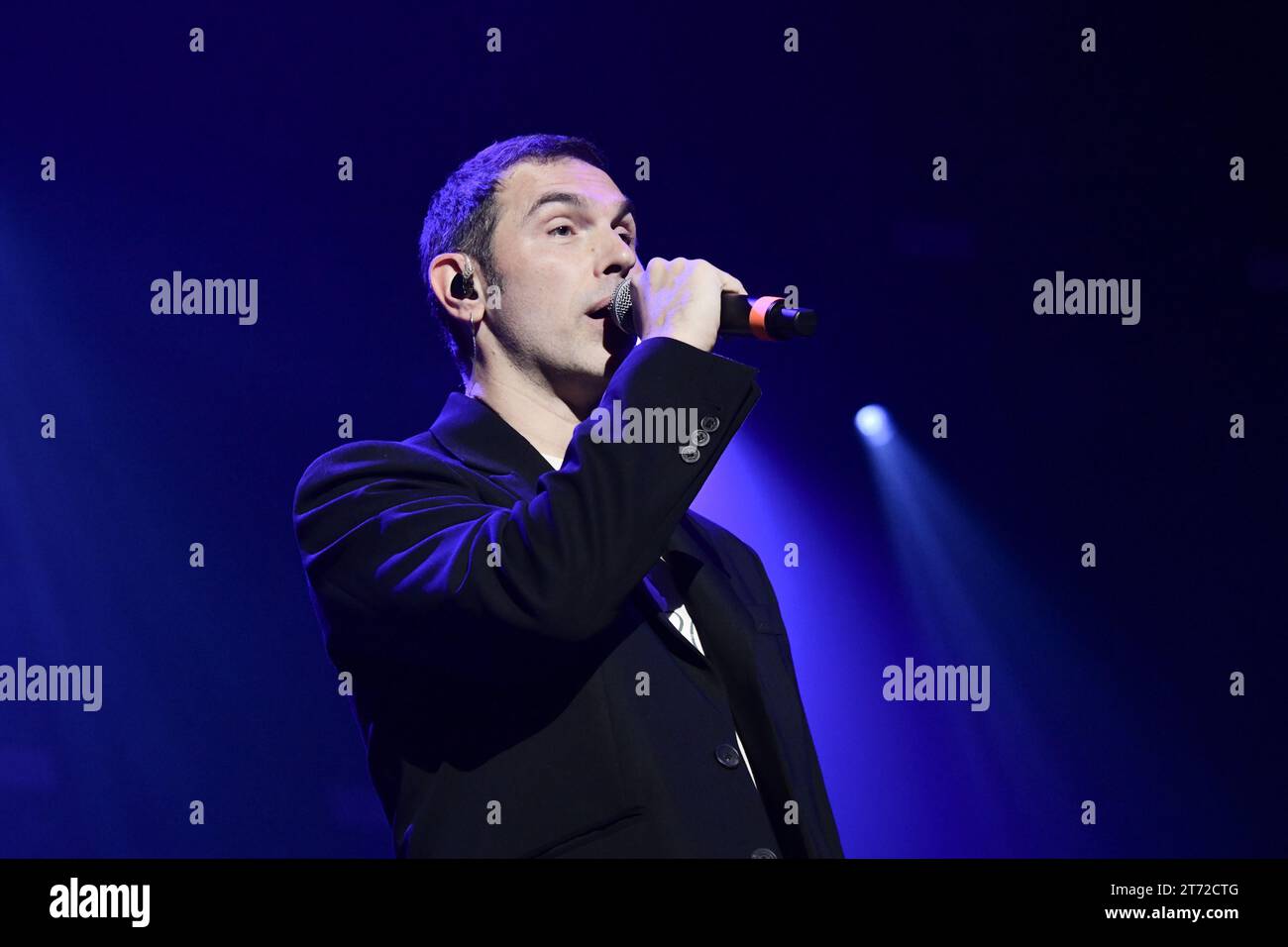 Roma, Italie. 12 novembre 2023. Thomas de Gasperi du duo italien Zero Assoluto sur scène du Palazzo dello Sport Credit : Independent photo Agency/Alamy Live News Banque D'Images