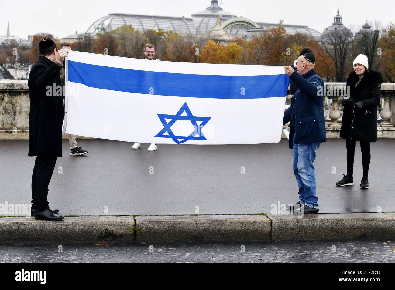 2 hommes pliant un drapeau israélien - manifestation nationale contre l'antisémitisme à Paris - 12 novembre 2023 Banque D'Images