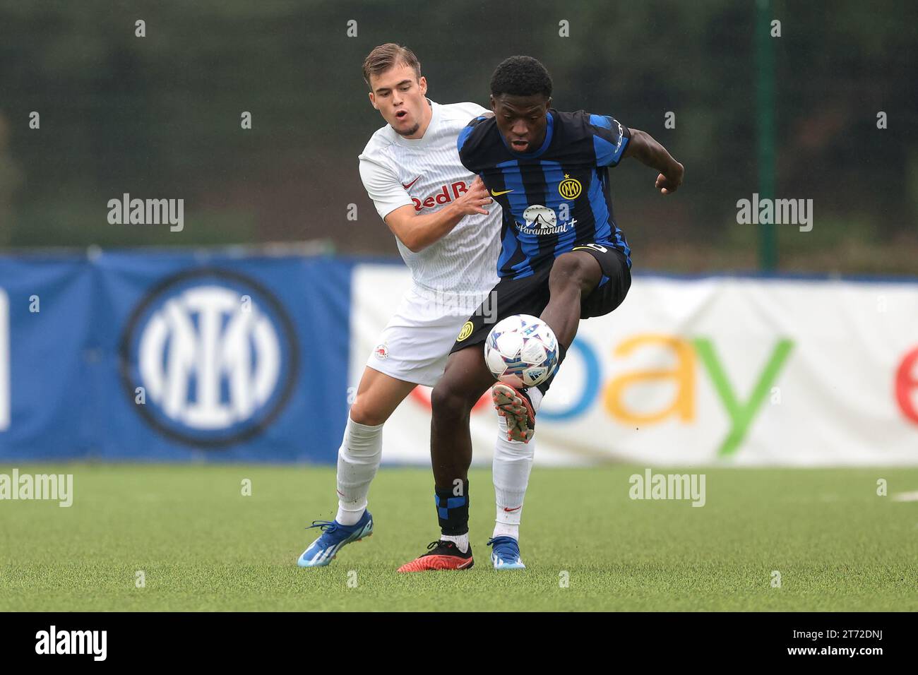 Milan, Italie, 24 octobre 2023. Mario Pejazic du FC Salzburg croise Isiaka Kamate de l'Internazionale lors du match de l'UEFA Youth League au Youth Development Centre de Milan. Le crédit photo devrait se lire : Jonathan Moscrop / Sportimage Banque D'Images