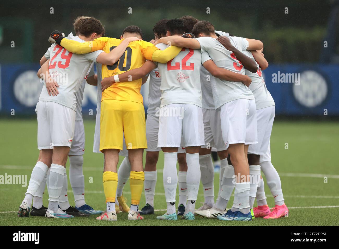 Milan, Italie. 24 octobre 2023. Les joueurs du FC Salzbourg forment un caucus avant le coup d'envoi du match de l'UEFA Youth League au Youth Development Centre de Milan. Le crédit photo devrait se lire : Jonathan Moscrop/Sportimage crédit : Sportimage Ltd/Alamy Live News Banque D'Images