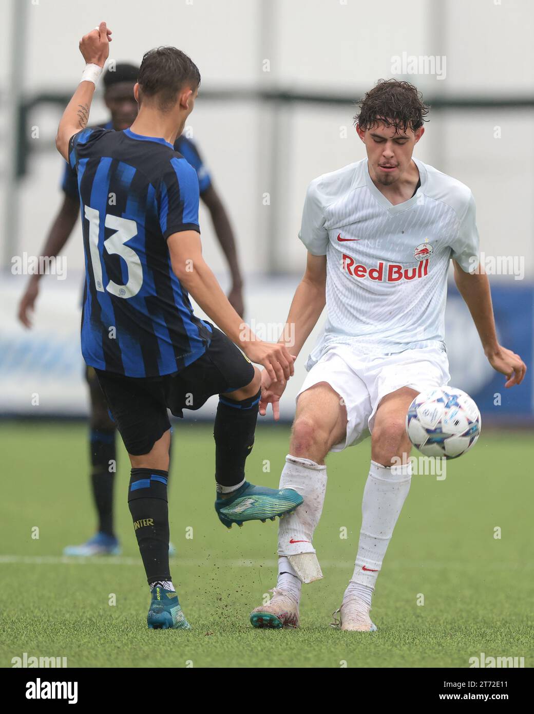 Milan, Italie. 24 octobre 2023. Tim Paumgartner du FC Salzburg perd un protège-tibia alors qu'il est défié par Matteo Motta de l'Internazionale lors du match de l'UEFA Youth League au Youth Development Centre de Milan. Le crédit photo devrait se lire : Jonathan Moscrop/Sportimage crédit : Sportimage Ltd/Alamy Live News Banque D'Images