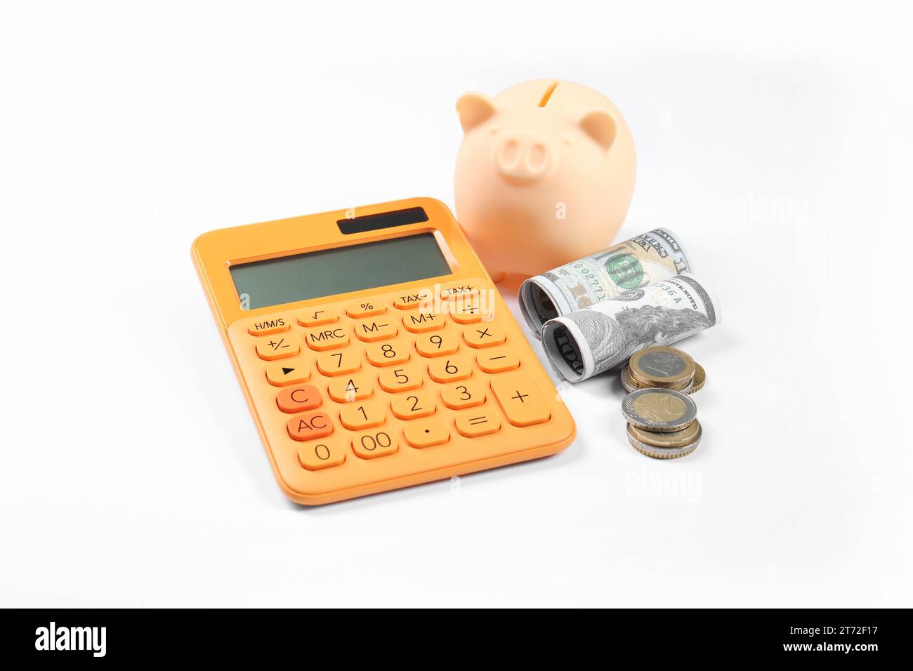 Calculatrice, tirelire et argent sur fond blanc. Concept de retraite Banque D'Images