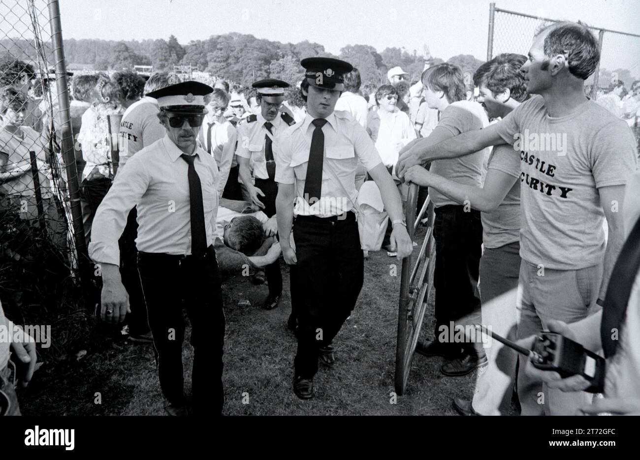Les services d'urgence assistent les spectateurs malades lors d'un concert de Bruce Springsteen au château de Slane en Irlande. 1985.vvbvanbree photographie Banque D'Images