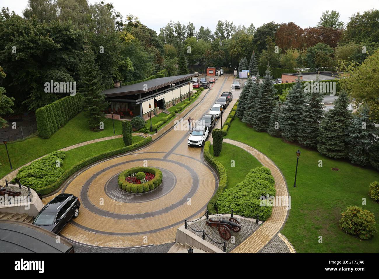 LVIV, UKRAINE - 11 SEPTEMBRE 2022 Un jardin paysager pittoresque à la citadelle de Lviv. Fortification bâtiment défensif en briques du Moyen âge. Canons médiévaux en fonte avec anneaux en bois Banque D'Images