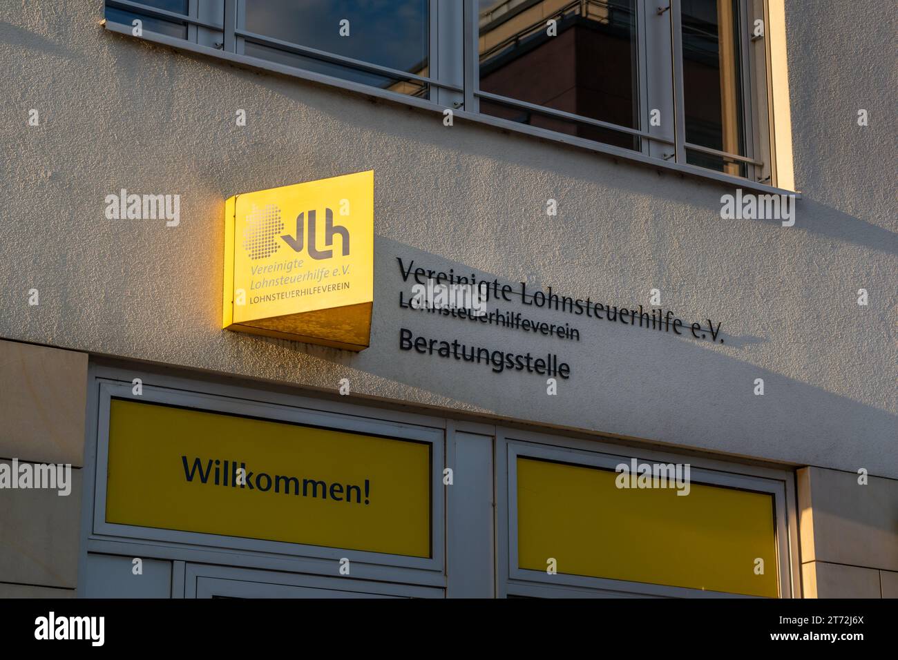 Vereinigte Lohnsteuerhilfe e.V. (aide fiscale) signe logo sur un mur de bâtiment. Là, vous pouvez obtenir des conseils fiscaux si vous gagnez de l'argent en Allemagne. Banque D'Images