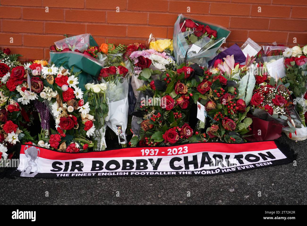 Processional Trafford Hommages floraux à l'extérieur d'Old Trafford à Manchester avant la ...