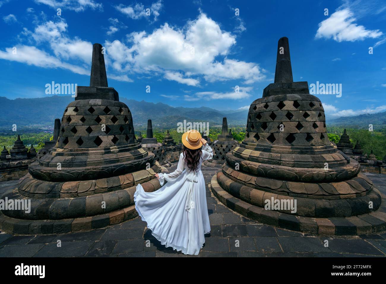 Visite touristique dans l'ancien plus grand temple bouddhiste Borobudur à Java Indonésie. Banque D'Images