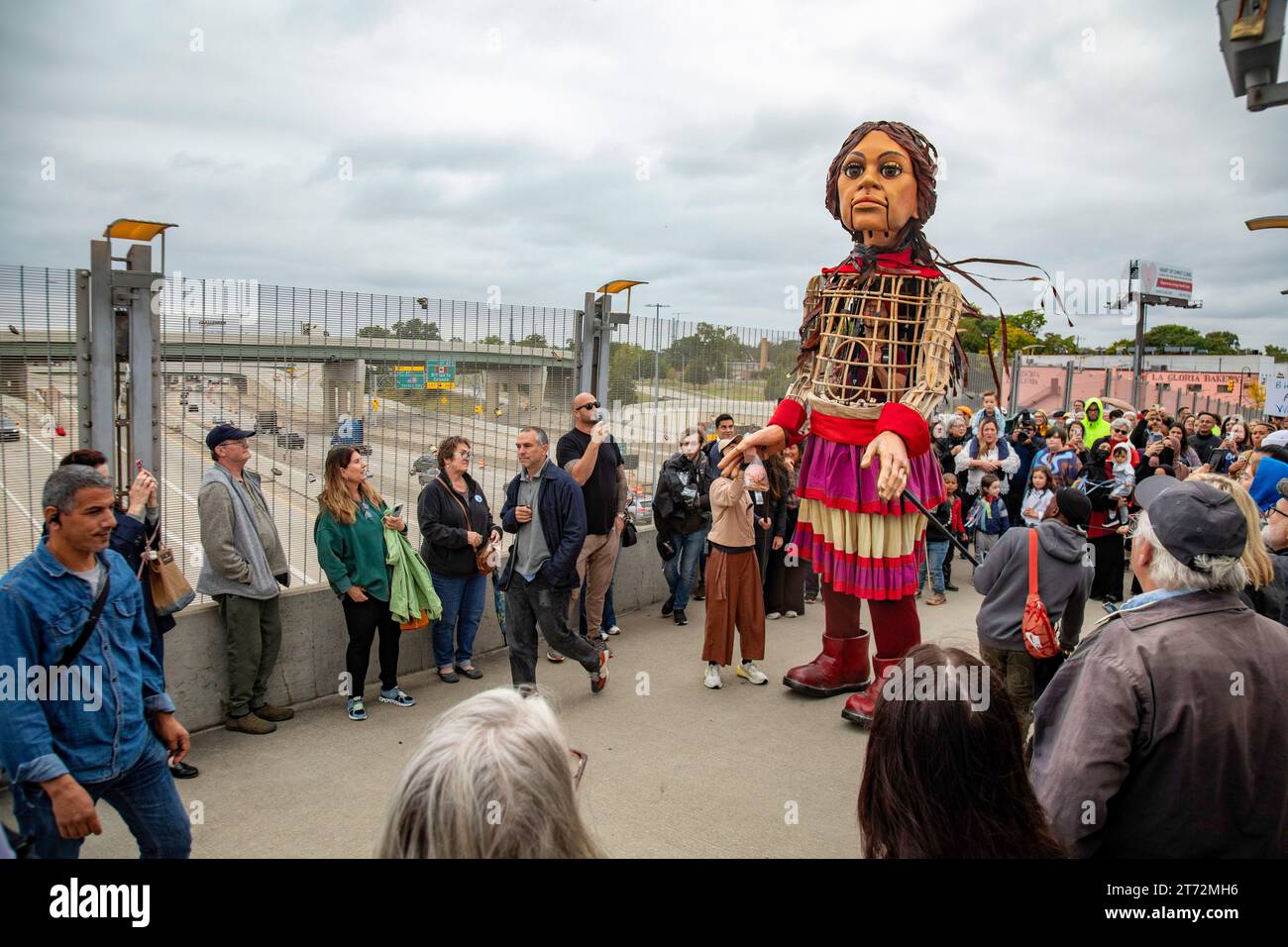 Detroit, Michigan - Little Amal, une marionnette de 12 mètres représentant un enfant réfugié syrien, visite le sud-ouest de Détroit, marchant sur le pont piétonnier sur Interstat Banque D'Images