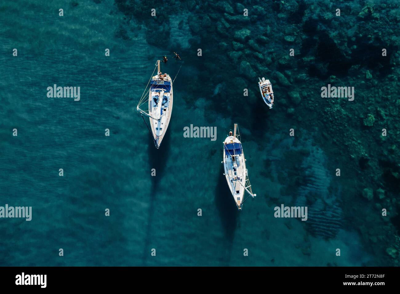 Vue aérienne de beaux yachts dans la mer en été. Arrière-plan de voyage. Banque D'Images