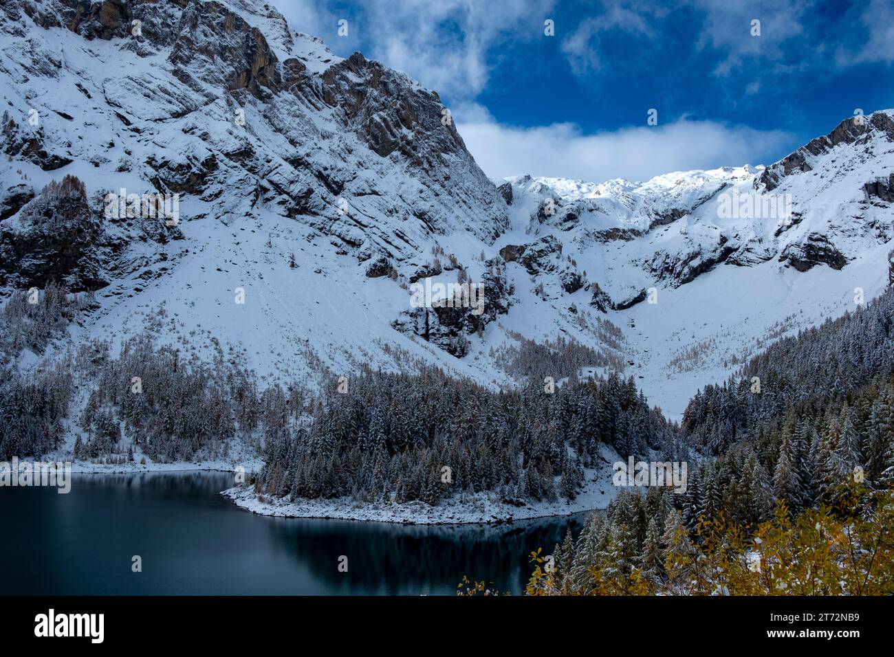 Sommets enneigés des montagnes et leur lac Banque D'Images