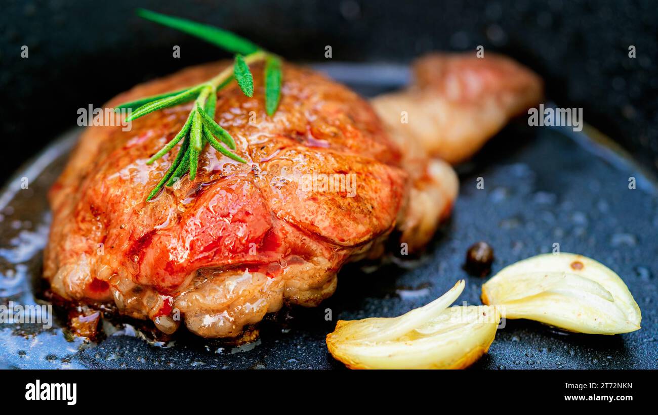 Steak de filet de Wagyu grillé et romarin sur plaque de fer chaude. Frire de bœuf sur une rôtissoire électrique. Banque D'Images