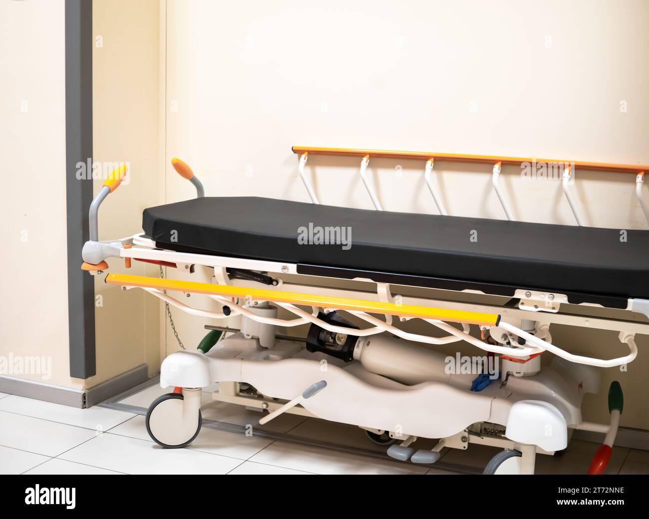 Vue rapprochée du lit d'hôpital ou de la civière avec l'arrière-plan du couloir Banque D'Images