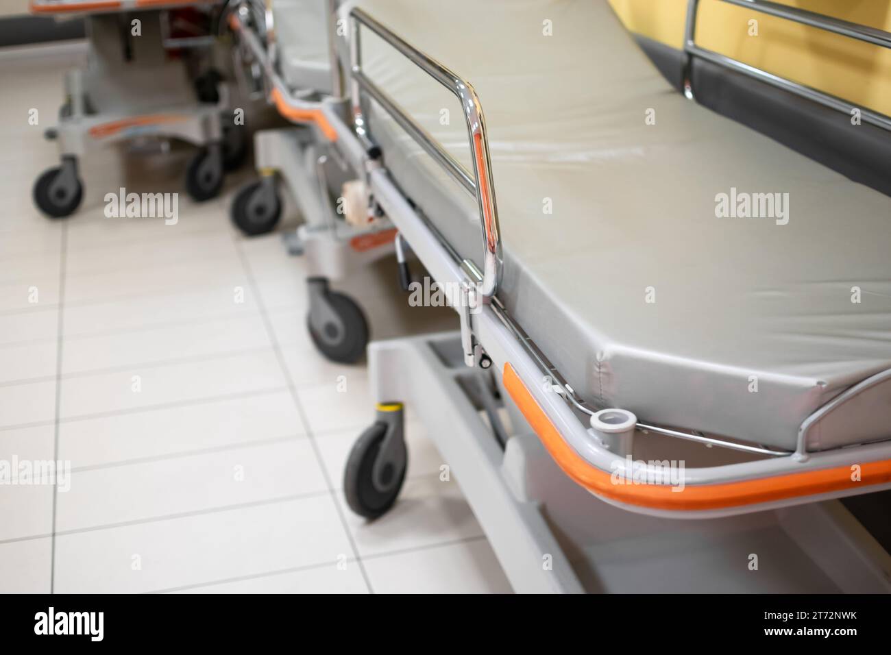 Lit d'hôpital paramédical ou civière avec fond flou du couloir au rez-de-chaussée Banque D'Images