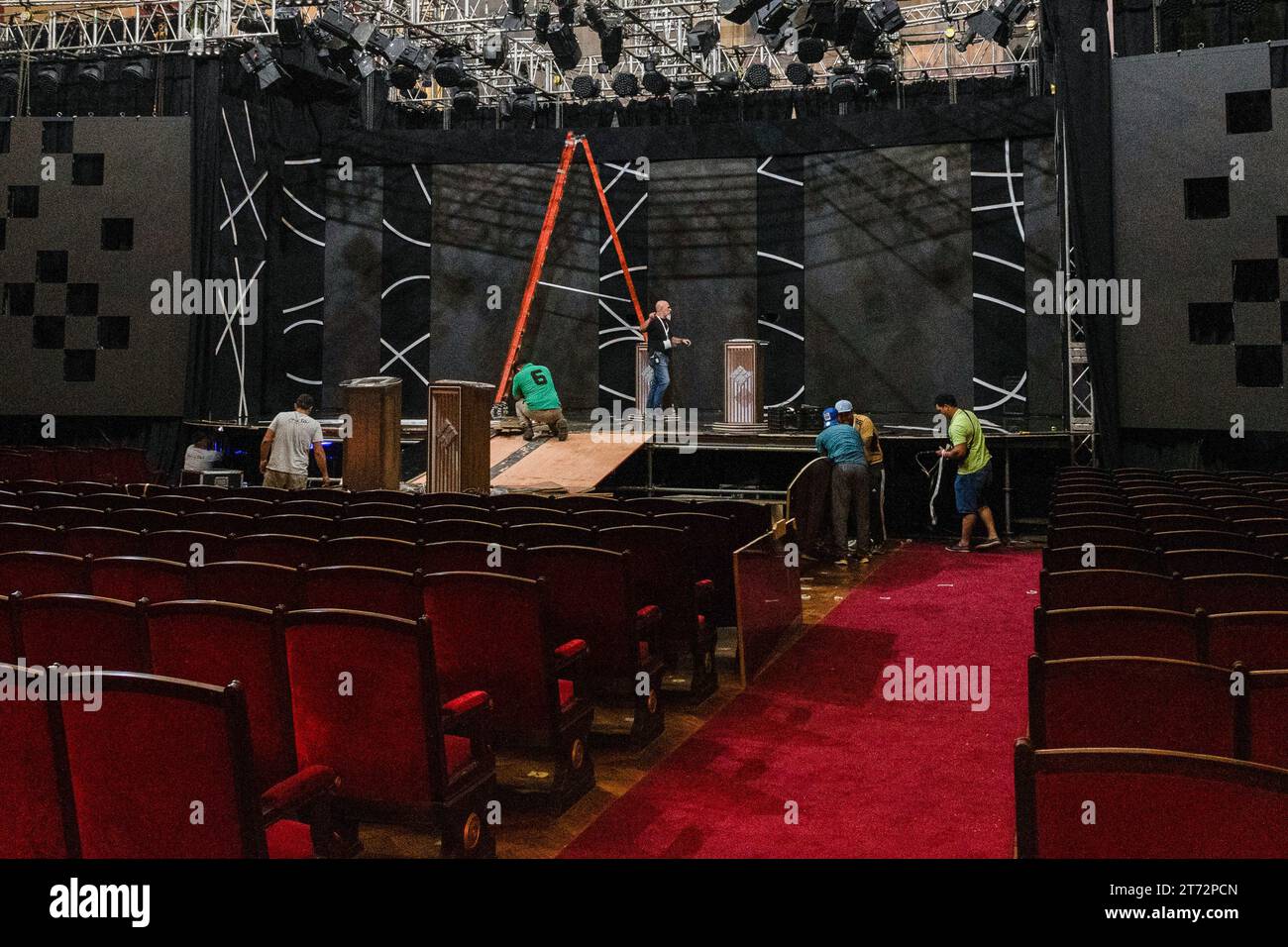 Buenos Aires, Argentine, Argentine. 12 novembre 2023. Argentine, Buenos Aires, 2023-11-12. Les organisateurs de l’événement démantelent le studio mis en place pour le débat présidentiel à la faculté de droit de l’Université de Buenos Aires. Photo de Sebastian Hipperdinger/Faro collective/Sipa USA crédit : SIPA USA/Alamy Live News Banque D'Images