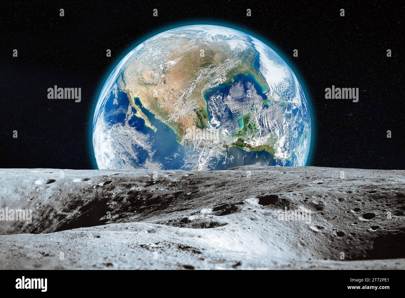Vue de la Lune avec des cratères sur Terre dans l'espace profond. Lune et Terre. Éléments de cette image fournis par la NASA. Banque D'Images