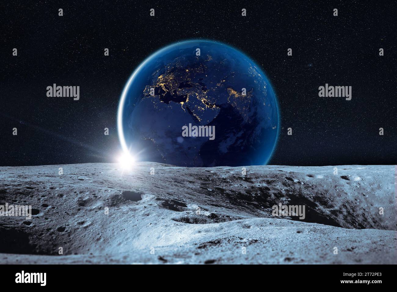 Lune avec des cratères dans l'espace profond. Lune et Terre la nuit. Éléments de cette image fournis par la NASA. Banque D'Images