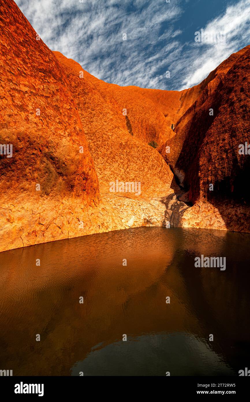 Mutitjulu Waterhole au pied du célèbre Uluru après une bonne pluie. Banque D'Images