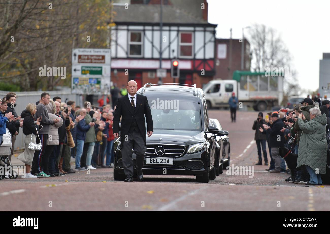 Manchester, Royaume-Uni. 13 novembre 2023. Le cortège de Sir Bobby Charlton fait son chemin vers Sir Matt Busby Way sur le chemin de la cathédrale de Manchester, Manchester : crédit photo devrait se lire : /Sportimage Credit : Sportimage Ltd/Alamy Live News Banque D'Images