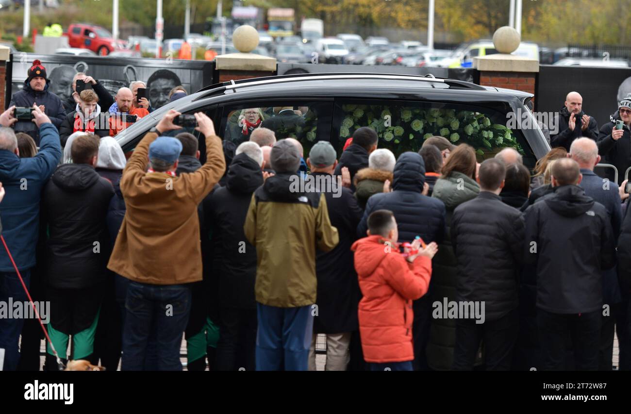 Manchester, Royaume-Uni. 13 novembre 2023. Le cortège de Sir Bobby Charlton fait son chemin vers Sir Matt Busby Way sur le chemin de la cathédrale de Manchester, Manchester : crédit photo devrait se lire : /Sportimage Credit : Sportimage Ltd/Alamy Live News Banque D'Images