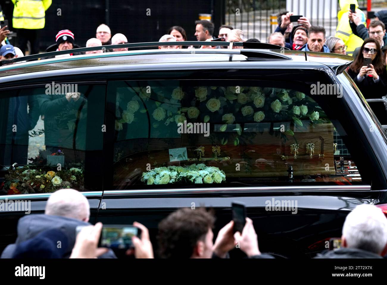 Processional Trafford Le corbillard portant le cercueil de Sir Bobby Charlton passe devant ...