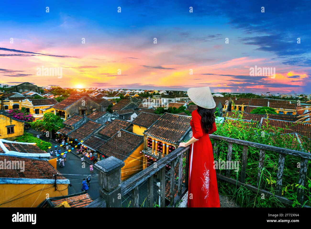 Touriste profitant du coucher de soleil sur le toit à Hoi an ancienne ville, Vietnam. Banque D'Images
