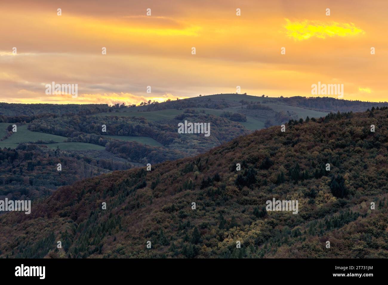 Paysage de soirée de montagne d'automne avec forêt et beau ciel orange au coucher du soleil. Vue d'en haut de la vallée. Horna Suca, Dubrava Slovaquie Banque D'Images