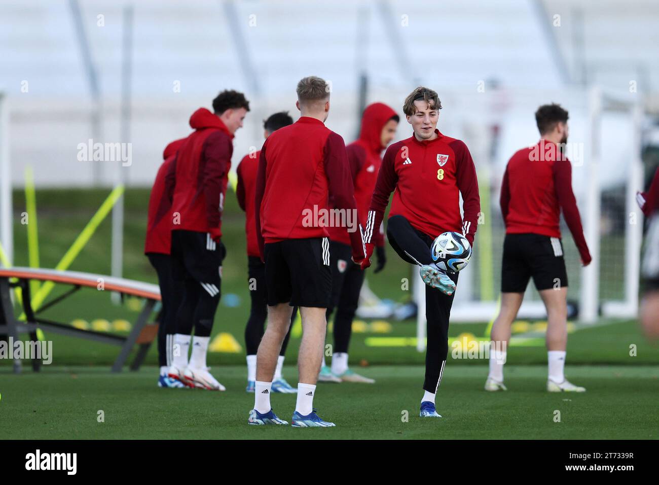 Cardiff, Royaume-Uni. 13 novembre 2023. Charlie Savage du pays de Galles (c) lors de l'entraînement de l'équipe de football du pays de Galles à Hensol, Vale of Glamorgan, dans le sud du pays de Galles, le lundi 13 novembre 2023. L'équipe s'entraîne avant les matchs de qualification de l'UEFA Euro 2024 contre l'Arménie et la Turquie ce mois-ci. photo par Andrew Orchard/Andrew Orchard photographie sportive/Alamy Live News crédit : Andrew Orchard photographie sportive/Alamy Live News Banque D'Images