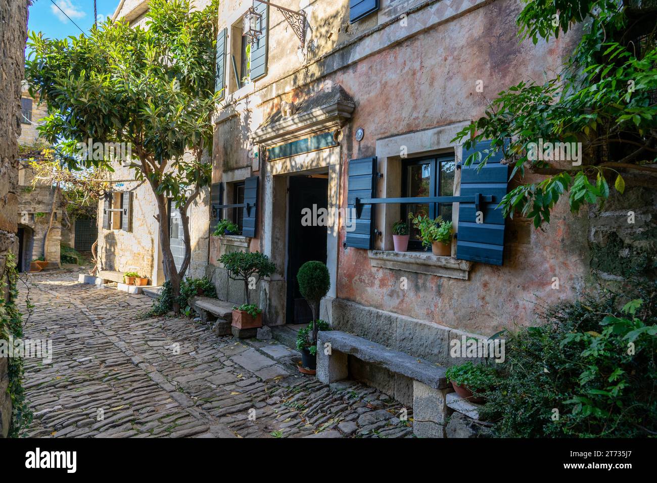 Charmant petit village en Croatie appelé la Toscane istrienne avec des murs en pierre et de belles portes et fenêtres. Banque D'Images