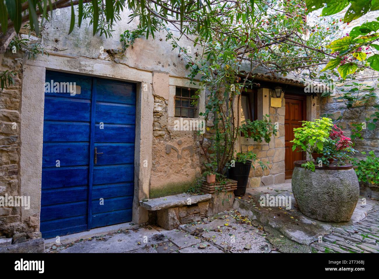 Charmant petit village en Croatie appelé la Toscane istrienne avec des murs en pierre et de belles portes et fenêtres. Banque D'Images