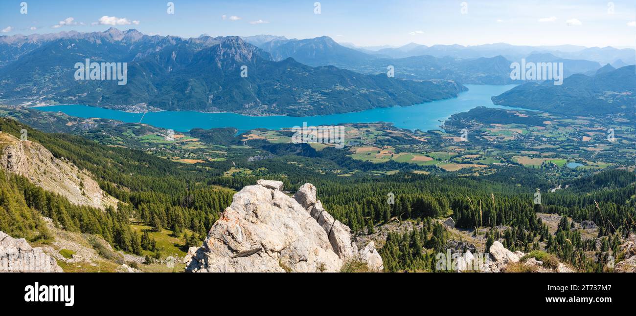 Lac serre-Poncon en été depuis le Parc National des Ecrins (aiguilles de Chabrières). Vue panoramique surélevée sur la vallée de la Durance (Alpes). Hautes-Alpes, France Banque D'Images