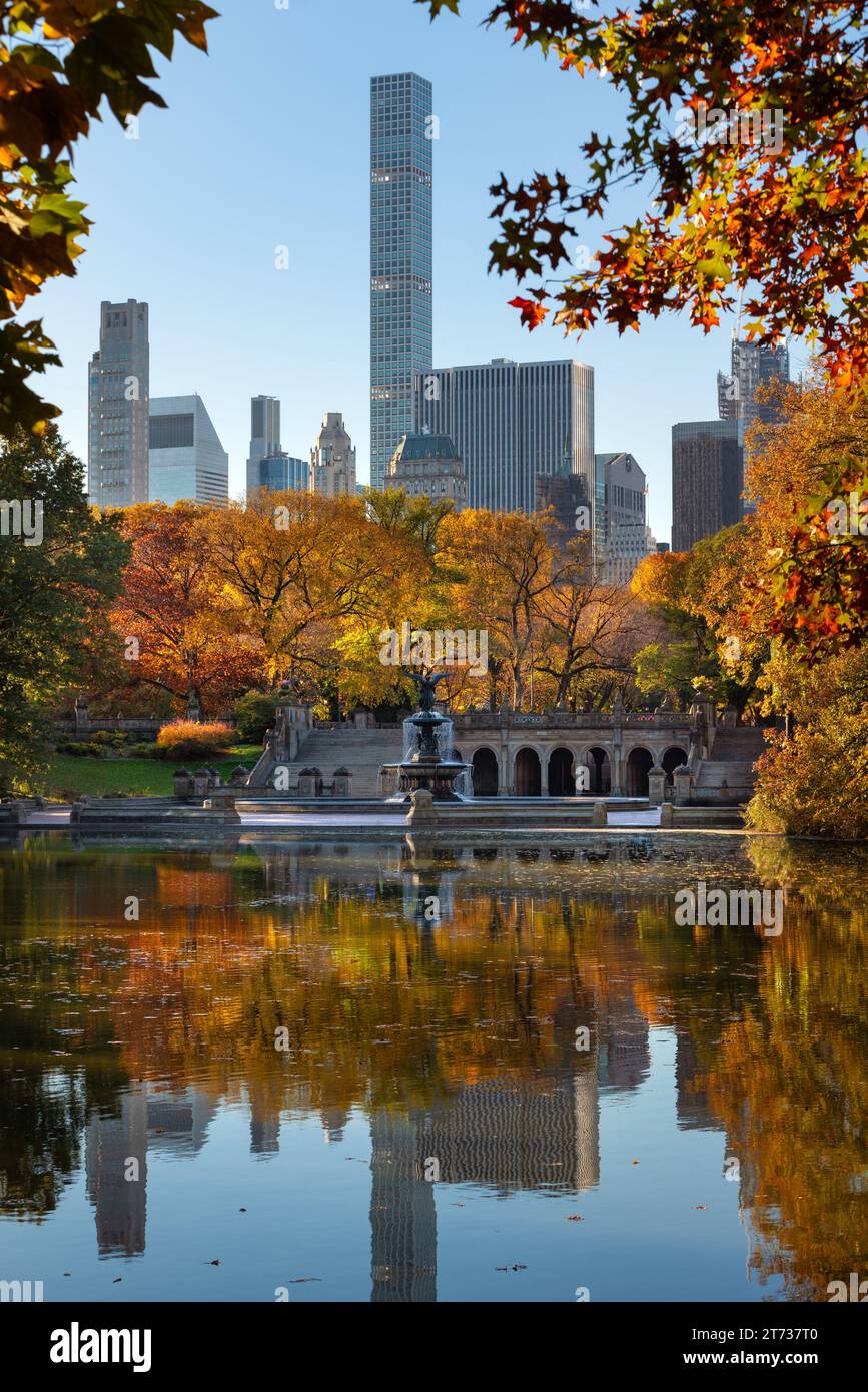 Central Park en automne au bord du lac avec Bethesda Terrace et Fountain et Midtown gratte-ciel. Manhattan, New York Banque D'Images