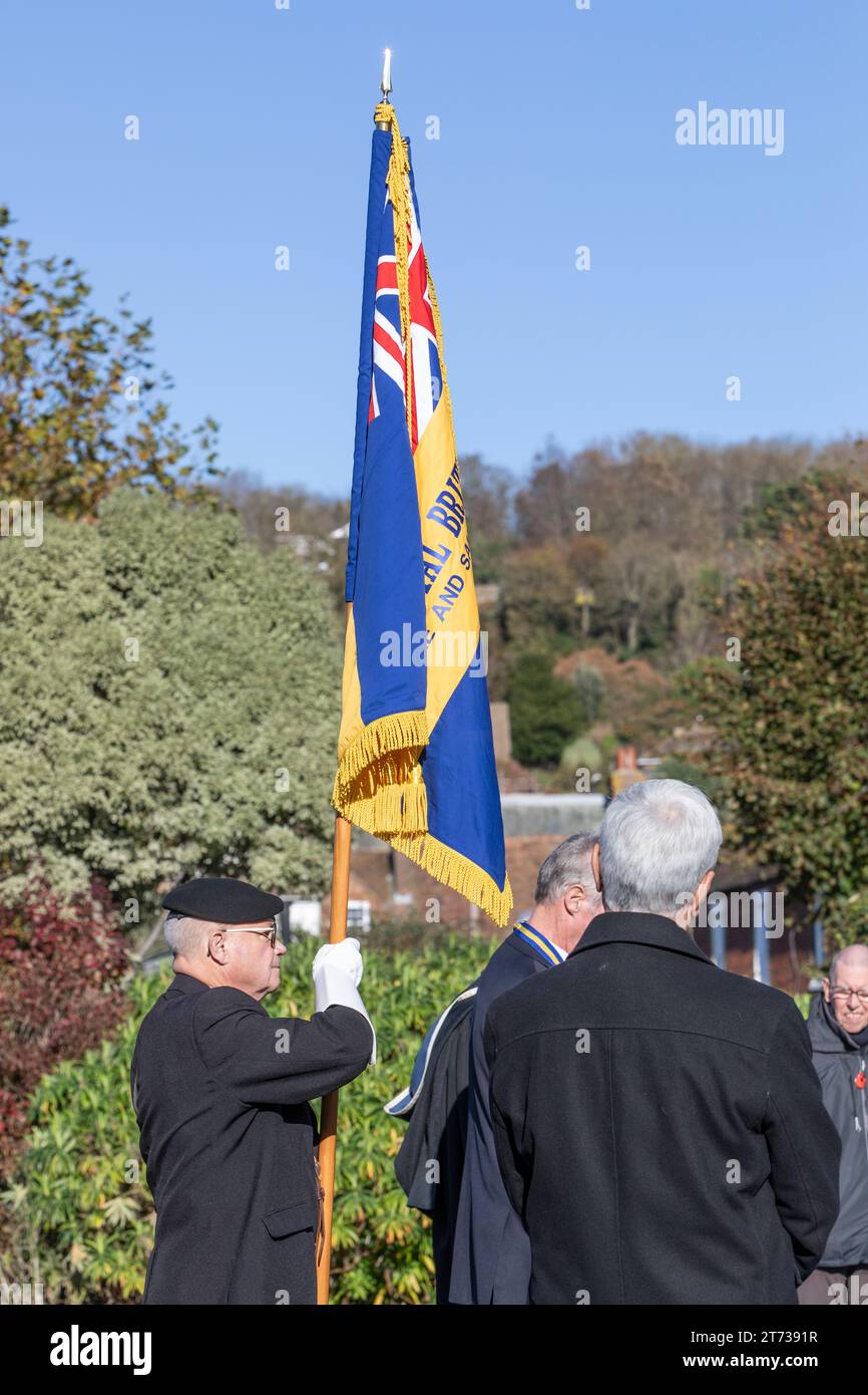 Un porte-étendard de la Légion royale britannique à un mémorial de guerre à l'occasion de l'anniversaire de la victoire en Europe. Banque D'Images