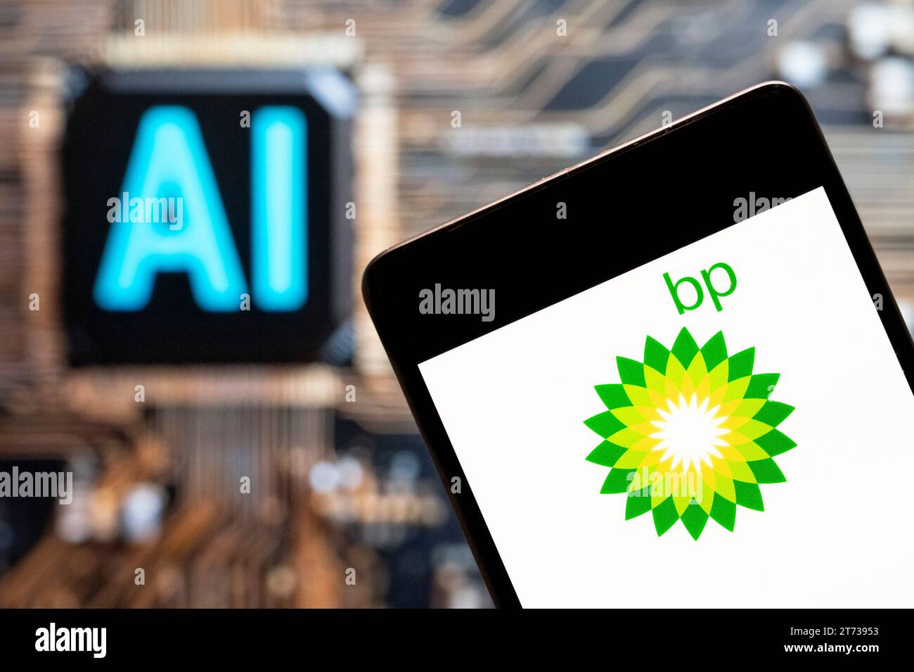 Chine. 3 novembre 2023. Sur cette photo, le logo de British Petroleum Company plc connu sous le nom de BP plc (LON : BP) est affiché sur un smartphone avec une puce d'intelligence artificielle (IA) et un symbole en arrière-plan. (Image de crédit : © Budrul Chukrut/SOPA Images via ZUMA Press Wire) USAGE ÉDITORIAL UNIQUEMENT! Non destiné à UN USAGE commercial ! Banque D'Images
