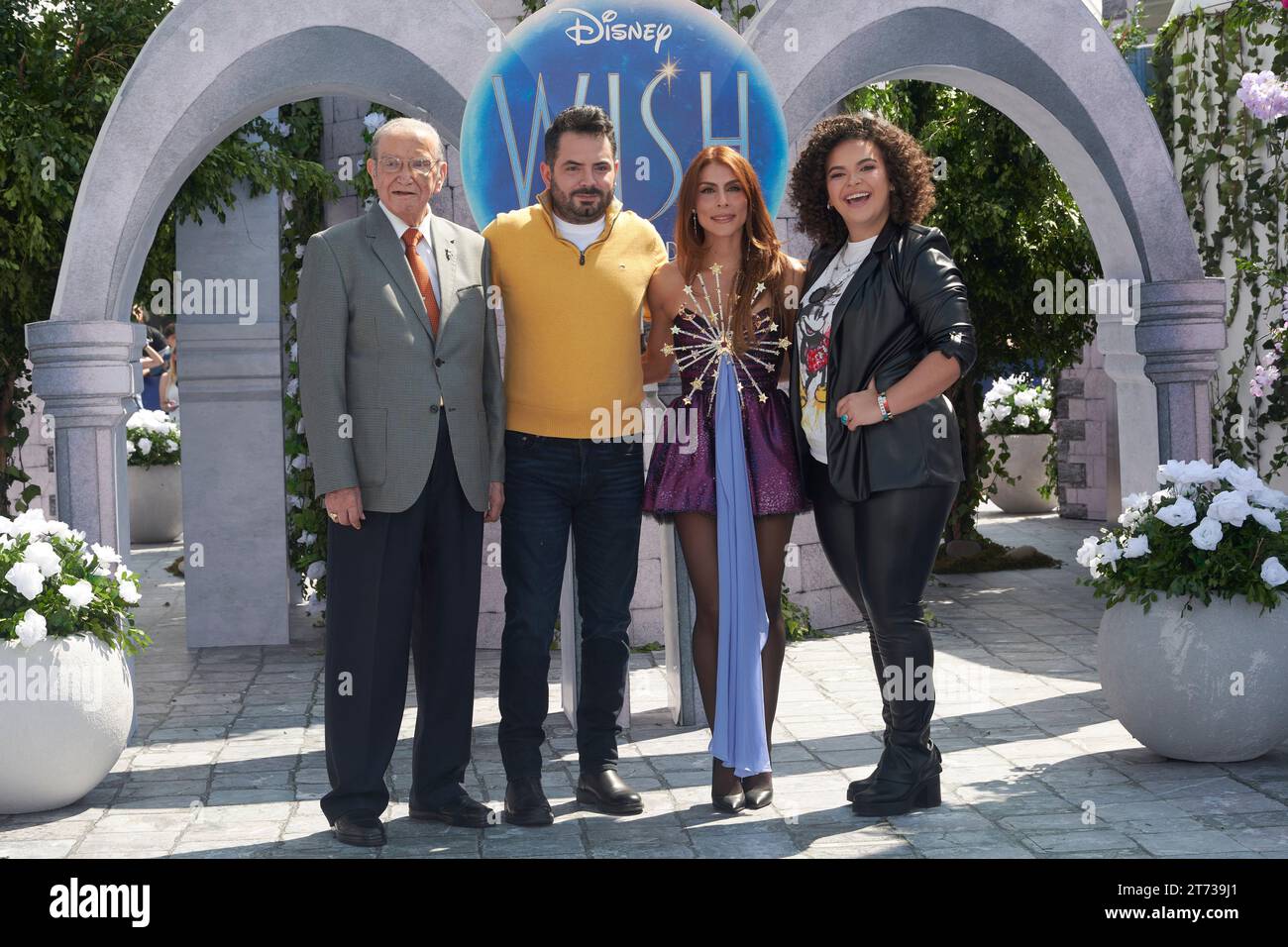 Mexico, Mexique. 12 novembre 2023. 12 novembre 2023, Mexico, Mexique : (G-D) Francisco Colmenero, Jose Eduardo Derbez, Maria Leon et Lucero Mijares Hogaza assistent au tapis bleu pour la première fois du film Walt Disney à Cinepolis Plaza Universidad. Le 12 novembre 2023 à Mexico, Mexique. (Photo de Jaime Nogales/Eyepix Group) (photo de Eyepix/Sipa USA) crédit : SIPA USA/Alamy Live News Banque D'Images