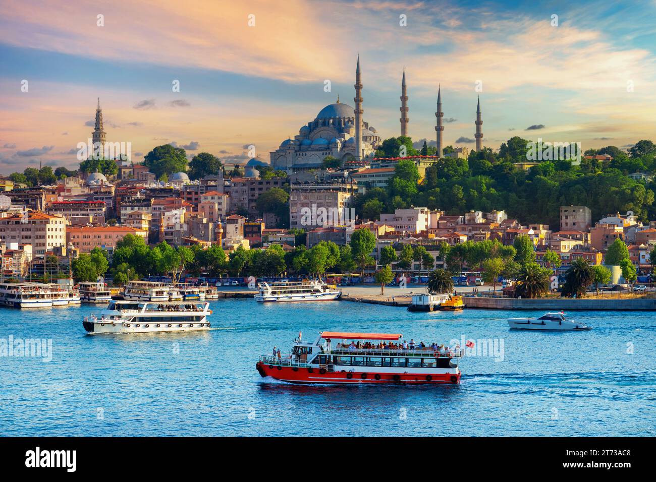 Bateaux touristiques dans la ville d'istanbul, Turquie. Banque D'Images