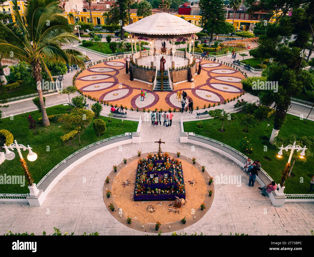 Vue aérienne du jardin principal de Tuxpan Jalisco décoré pour le jour de la mort au coucher du soleil. Banque D'Images