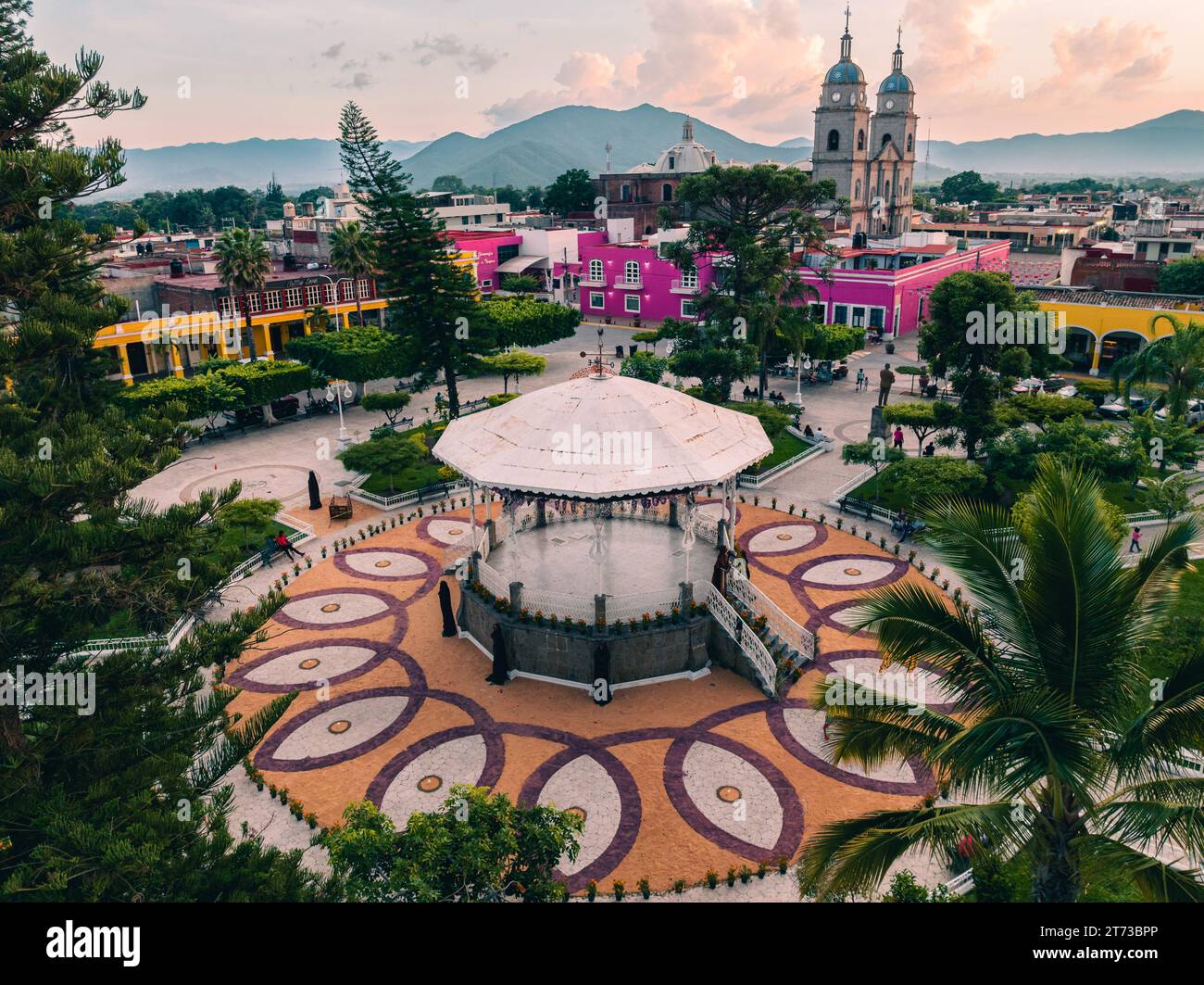 Vue aérienne du jardin principal de Tuxpan Jalisco décoré pour le jour de la mort au coucher du soleil Banque D'Images