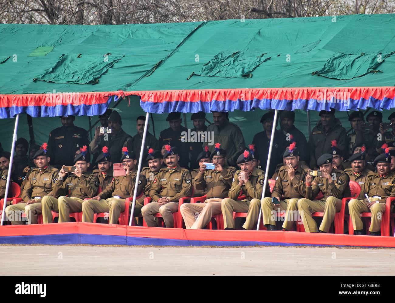 Srinagar, Inde. 09 novembre 2023. 09 novembre 2023, Srinagar Cachemire, Inde : des soldats de la force de sécurité frontalière indienne (BSF) assistent à un défilé de passing out à Humhama, dans la banlieue de Srinagar. Un total de 599 recrues ont été officiellement intronisées dans le BSF, une force paramilitaire indienne, après avoir terminé 44 semaines de formation en forme physique, maniement des armes, opérations de commando et contre-insurrection, a déclaré un porte-parole du BSF. Le 09 novembre 2023, Srinagar Cachemire, Inde. (Photo de Firdous Nazir/Eyepix Group/Sipa USA) crédit : SIPA USA/Alamy Live News Banque D'Images