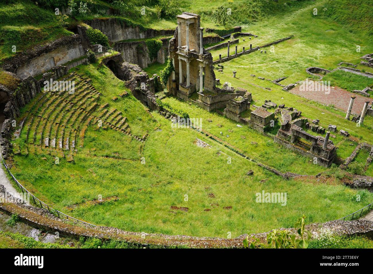 Ruines de l'ancien théâtre romain et de l'Acropole étrusque à Voltera, Italie Banque D'Images