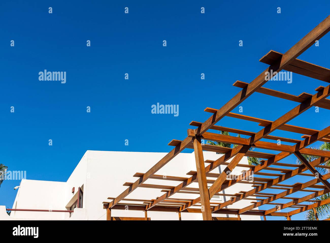 Pergola en bois contre un ciel bleu profond Banque D'Images