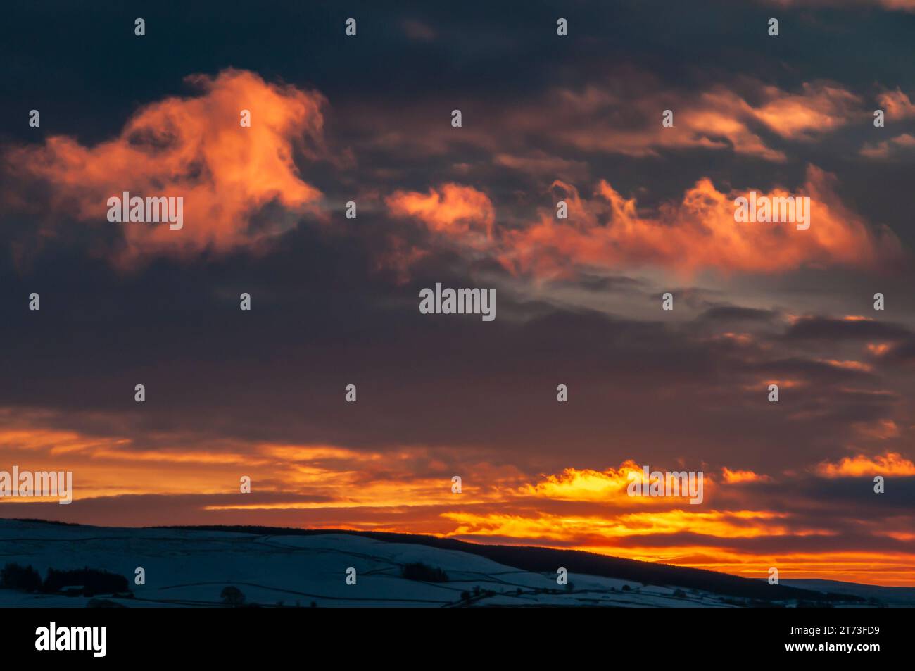 Beau ciel au coucher du soleil sur Upper Teesdale couvert de neige, Co Durham, North Pennines, janvier Banque D'Images
