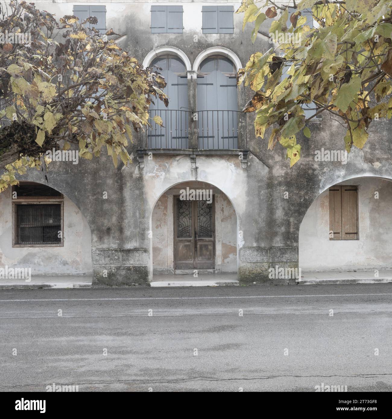 Un vieux bâtiment avec le portique typique dans une ville du nord de l'Italie Banque D'Images